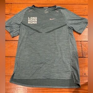 (900) LONGHORN RUN SHIRT